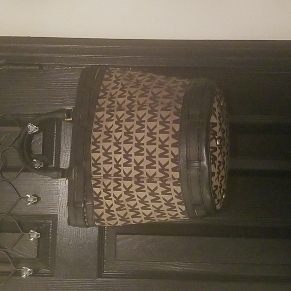 Women's Michael Kors Handbag; Black and Tan; Size 15 1/2x12 with 6" Handles - Picture 2 of 8